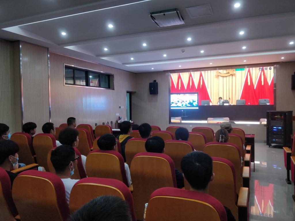 材料学院分会场新生在聆听报告