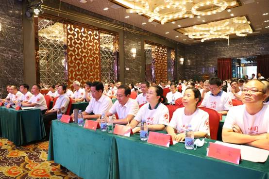 一群人在房间里中度可信度描述已自动生成