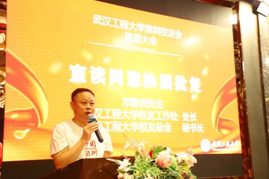 桌子上有人的照片上写着字中度可信度描述已自动生成