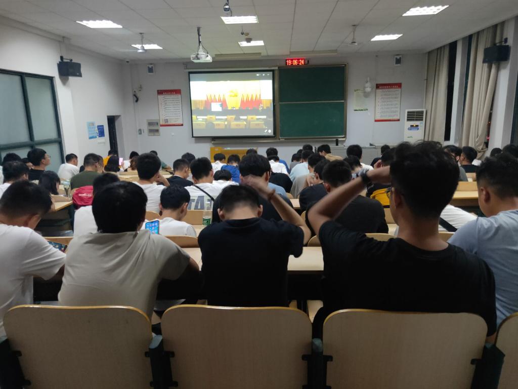 花环学院分会场学生在聆听报告