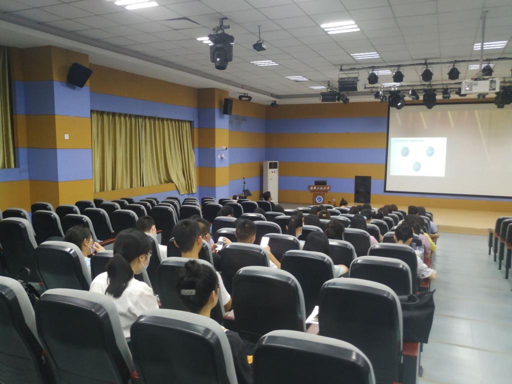 外语学院分会场研究生在聆听报告