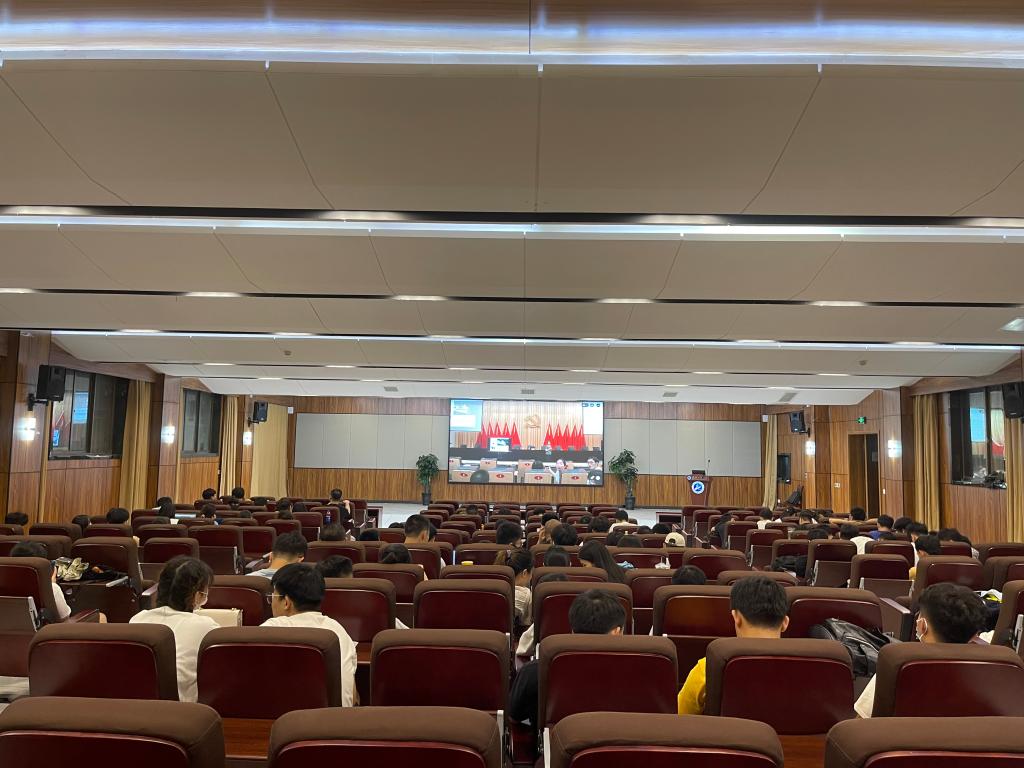 计算机学院分会场研究生在聆听报告