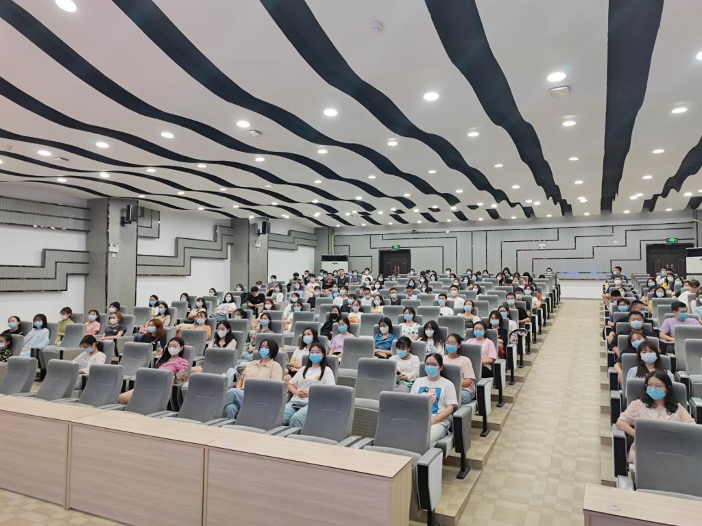 管理学院分会场研究生在聆听报告