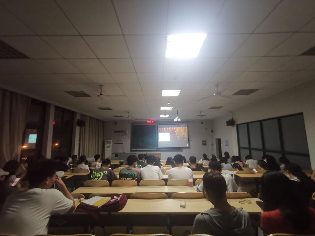 法商学院分会场学生在聆听报告