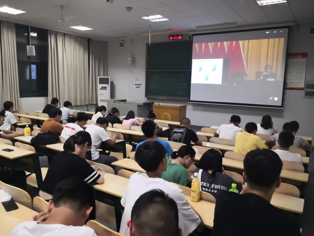 艺术学院分会场学生在聆听报告
