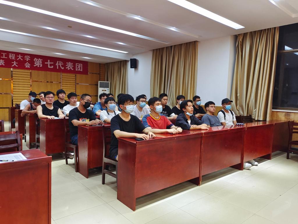 机电学院分会场新生在聆听报告