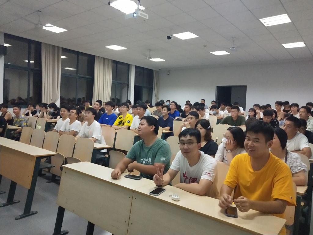 光电数理学院分会场学生在聆听报告