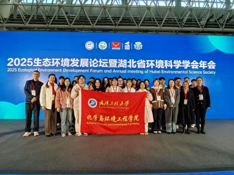 一群人站在台上 AI 生成的内容可能不正确。 一群人站在台上 AI 生成的内容可能不正确。