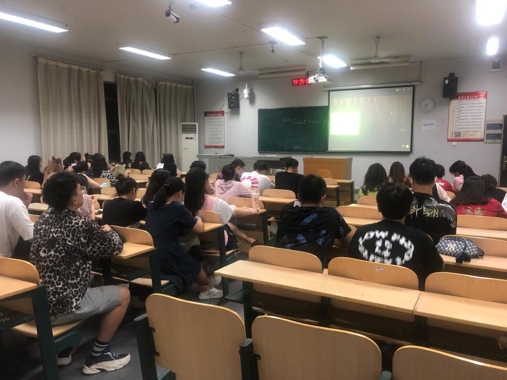 艺术学院分会场学生在聆听报告