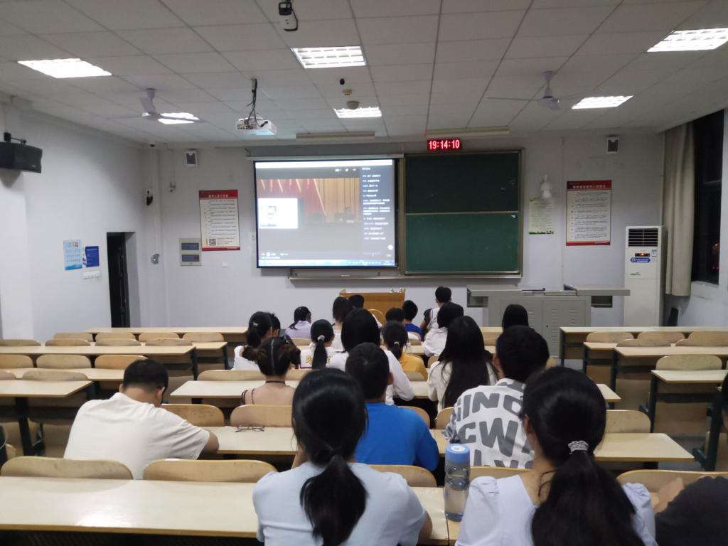 欢声学院分会场学生在聆听报告