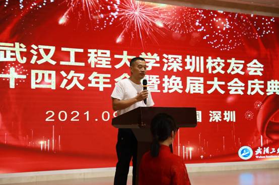 穿红色衣服的男人中度可信度描述已自动生成