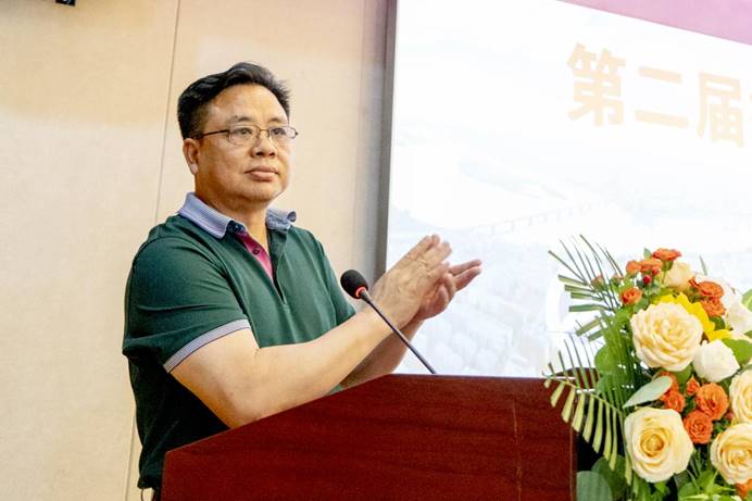 襄阳泽东化工集团有限公司董事长宋开荣当选为新一任会长,并发表讲话。他对襄阳校友们的信任表示感谢