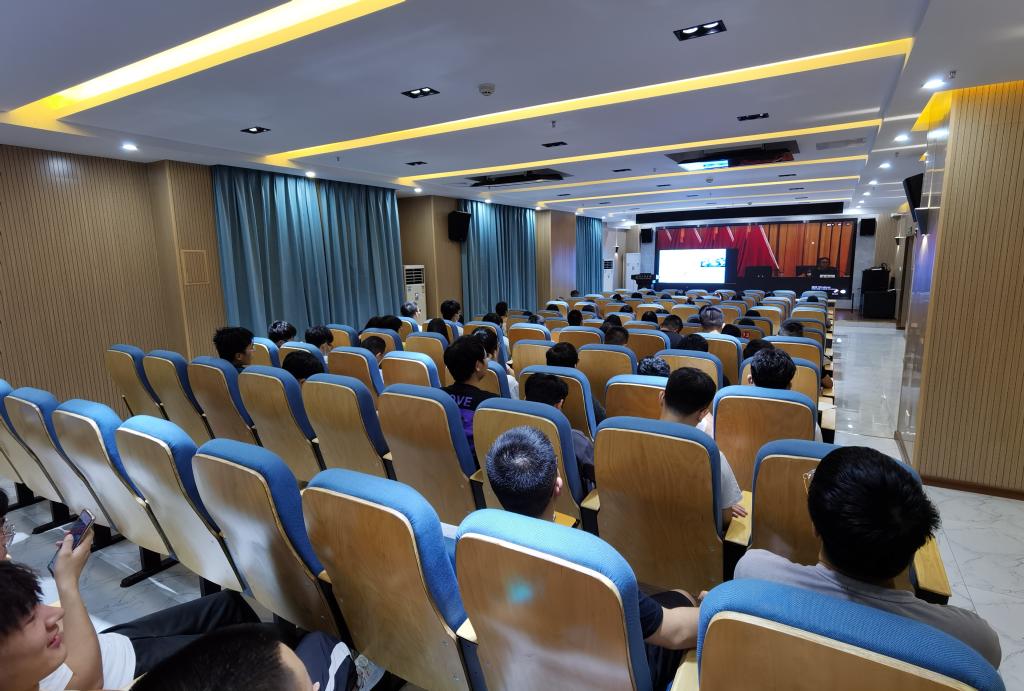 化药学院分会场研究生在聆听报告